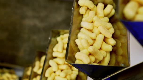 食品制造厂甜食生产自动化工艺 黄色的玉米棒在传送带上 靠近点 — 图库视频影像