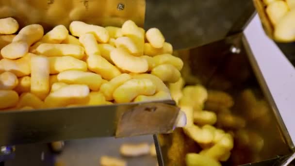 输送带上有营养的脆玉米产品 在工厂生产甜小吃的过程 靠近点 — 图库视频影像