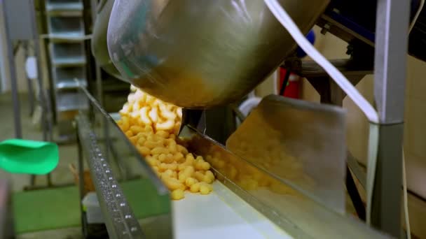 戴乳胶手套的工人的手打开金属罐 向传送机扔小吃 玉米棒被勺子沿腰带推挤 — 图库视频影像