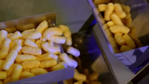 轻脆的玉米棒被压在传送带上 工厂生产玉米小吃 素食概念 — 图库视频影像