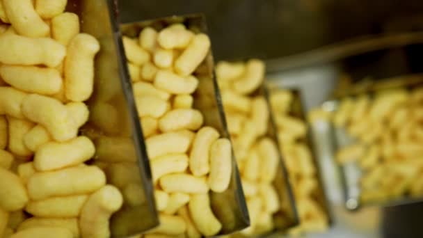 在最新食品制造厂生产玉米小吃的过程 用传送带吊起黄色的小枝 靠近点 — 图库视频影像