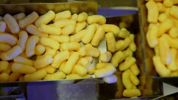 输送带上的金属盒子里塞满了甜零食 现代粮食作物生产的玉米脆条 靠近点 — 图库视频影像