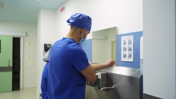 Врачи Хирурги Тщательно Готовятся Операции Мужчина Доктор Моет Руки Мылом — стоковое видео