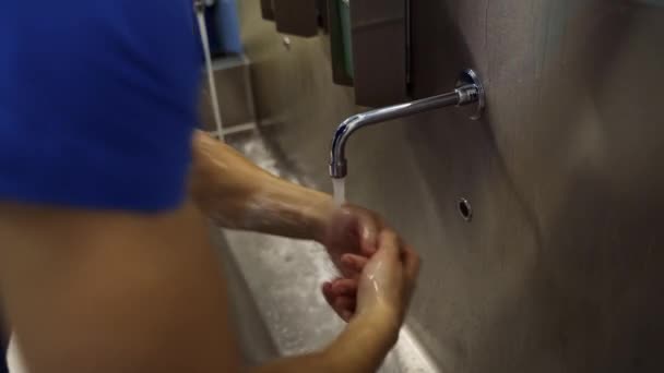 Manlig Läkare Tvätta Händerna Noggrant Upp Till Armbågarna Kirurgs Team — Stockvideo