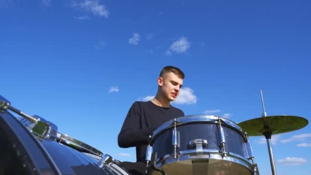 Jeune Homme Caucasien Jouant Batterie Sauvagement Musicien Masculin Émotionnel Frappant — Video