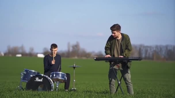 아름다운 농장에서 악기를 배경에서 드러머와 피아노 뮤지션 — 비디오