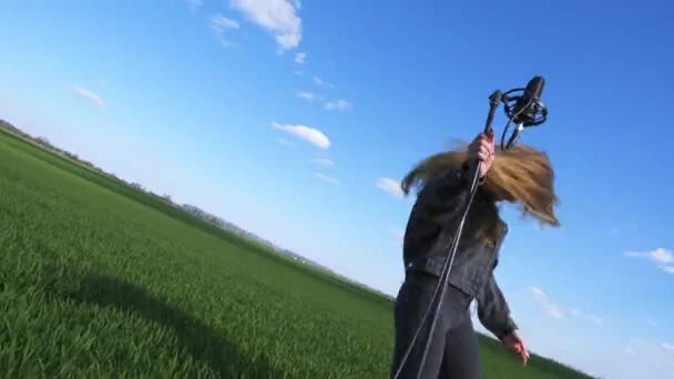 Весела Щаслива Молода Леді Емоційно Танцює Біля Мікрофона Зеленому Полі — стокове відео