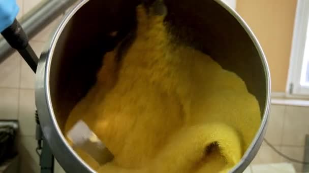 黄色い物質が大きな金属タンクに混合されている 食品工場でのスイートコーンデザートの生産 — ストック動画