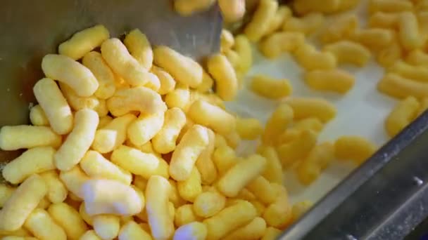 Светло Желтые Хрустящие Закуски Падающие Конвейер Кукурузные Палочки Сахарной Глазурью — стоковое видео