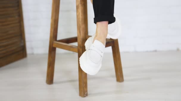 Apresentação Sapatos Brancos Com Solas Maciças Lisas Senhora Calçado Moderno — Vídeo de Stock