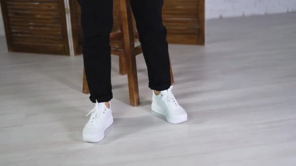 Modna Biała Wygodna Prezentacja Butów Pani Demonstrująca Piękne Obuwie Spacerujące — Wideo stockowe