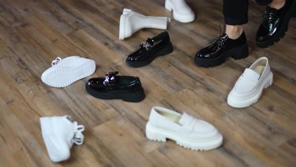 Mujer Zapatos Negros Masivos Camina Entre Calzado Disperso Lady Recoge — Vídeo de stock