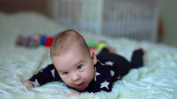 Rapazinho Alegre Manter Activo Durante Dia Criança Adorável Levanta Cabeça — Vídeo de Stock