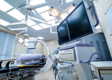 Modern tıbbi ekipman ve monitör ameliyathanede.