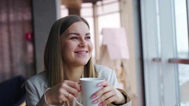 Glücklich Lächelnde Dame Genießt Ruhe Und Tee Der Mittagspause Junge — Stockvideo