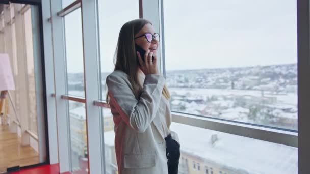 Una Atractiva Dama Gafas Para Ventana Hablando Por Teléfono Agradable — Vídeos de Stock