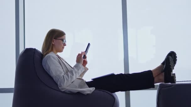 Mujer Pelo Largo Sentada Cómodamente Una Silla Con Sus Piernas — Vídeos de Stock