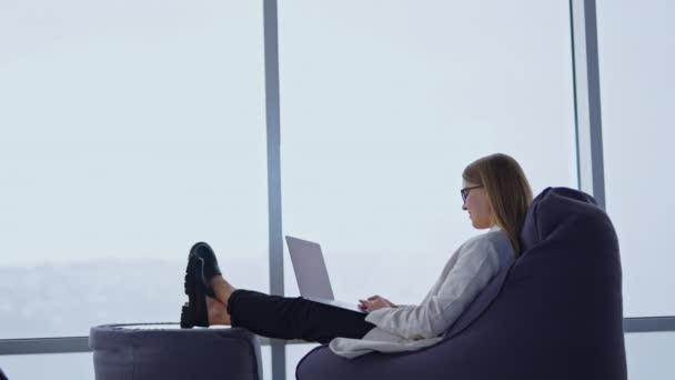 Mulher Relaxada Ambiente Trabalho Confortável Sentado Uma Cadeira Feijão Freelancer — Vídeo de Stock