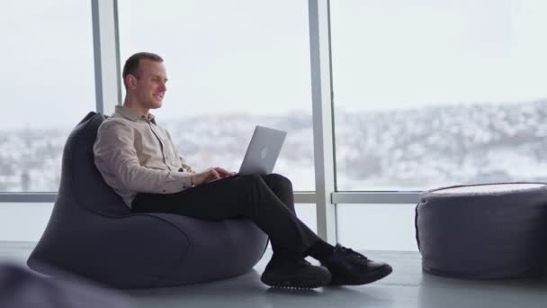 Мужчина Средних Лет Сидящий Кресле Работает Ноутбуке Мужчина Работает Комфортной — стоковое видео