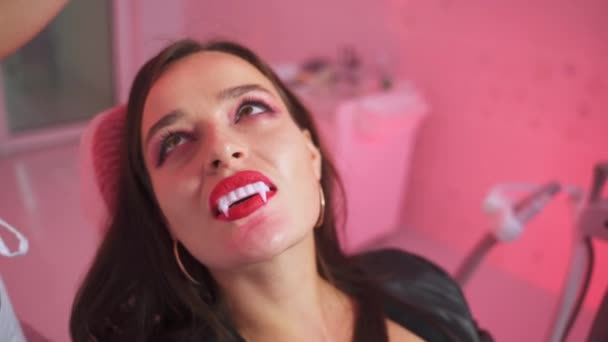 Dentista Terminó Examinar Los Dientes Vampiro Señora Monstruo Mira Espejo — Vídeos de Stock