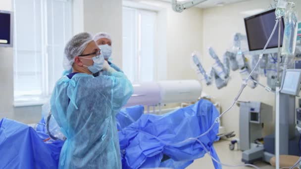 Cirurgiões Experientes Aplicando Equipamentos Avançados Momento Operação Médicos Seguram Dispositivo — Vídeo de Stock