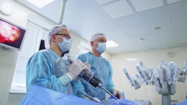 Skupieni Chirurdzy Patrzą Przed Nimi Ekranie Specjaliści Chirurgii Używają Sprzętu — Wideo stockowe