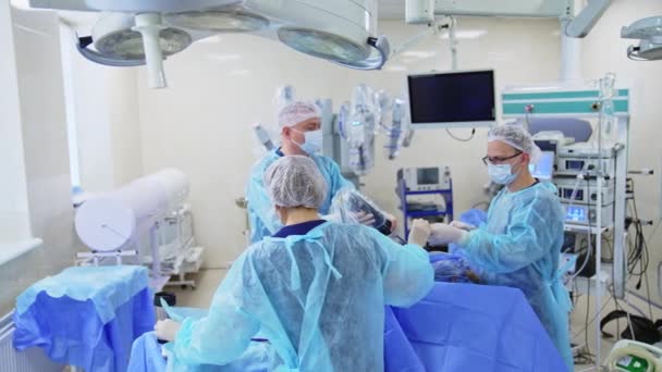 Dwóch Lekarzy Wykonuje Operacje Nowoczesnym Teatrze Chirurgicznym Jeden Lekarzy Używa — Wideo stockowe