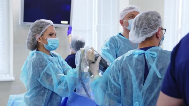 Equipo Cirujanos Usando Equipo Robótico Operación Los Médicos Sostienen Dispositivo — Vídeos de Stock