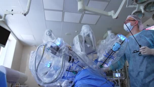Cirujano Gafas Con Instrumento Mano Llega Equipo Robótico Doctor Observa — Vídeos de Stock