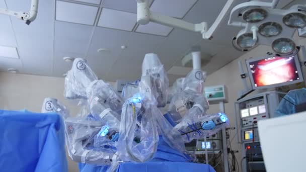 Многочисленные Роботизированные Руки Оборудования Винчи Двигаются Над Пациентом Экран Выше — стоковое видео