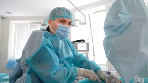 Χειρουργός Κρατά Μια Συσκευή Υπερήχων Ένα Χέρι Και Εισάγει Μεταλλικό — Αρχείο Βίντεο