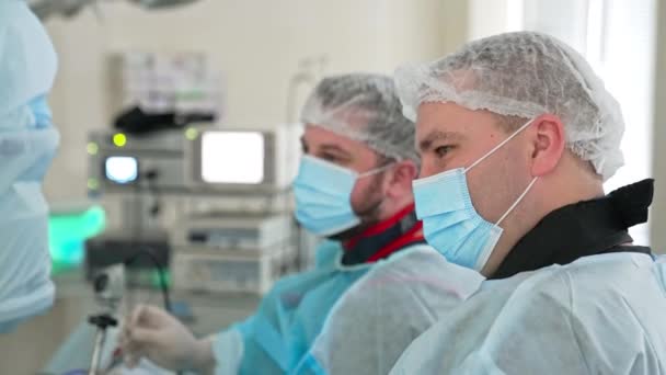 Erkek Cerrahlar Perdeye Dikkatle Bakar Doktor Modern Ekipmanları Kullanıyordu Bulanık — Stok video
