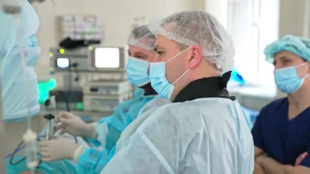 Doktorlar Ameliyat Sırasında Yorum Yapıyor Danışmanlık Yapıyorlar Arka Plandaki Cerrah — Stok video