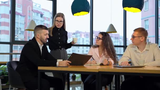 Arbeitskollegen Diskutieren Großen Tisch Frau Mit Tasse Steht Neben Chefin — Stockvideo