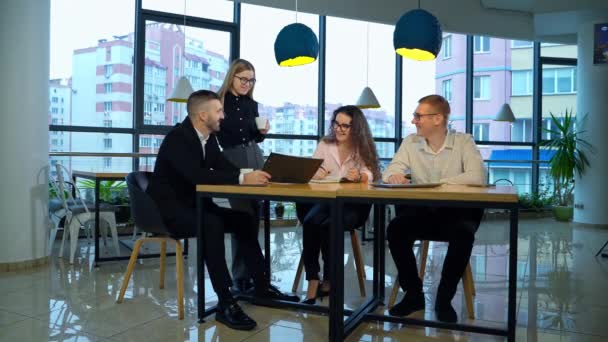 Unga Arbetskamrater Som Har Vänlig Kommunikation Jobbet Kontorspersonal Som Diskuterar — Stockvideo