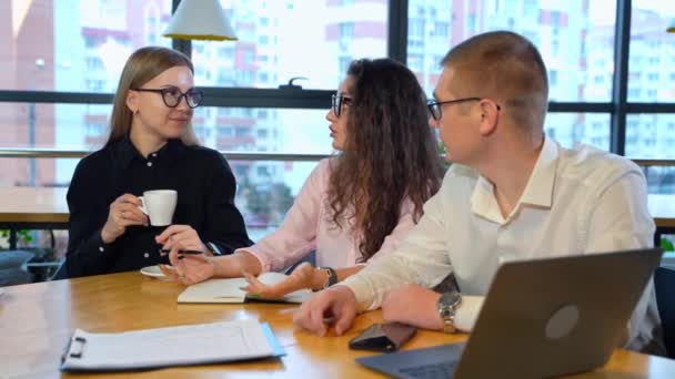 Young Coworkers Sit Desk Discussing Something Actively People Glasses Sharing — Stock Video