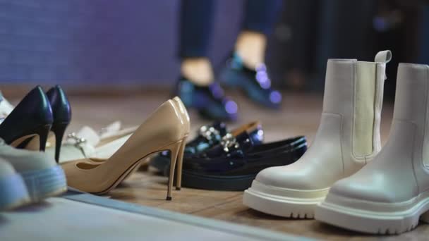 Planda Yerde Çeşitli Kadın Ayakkabıları Var Siyah Kotlu Arka Planda — Stok video