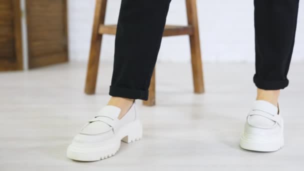 Modelo Vestindo Calças Pretas Exibe Novos Sapatos Brancos Solas Maciças — Vídeo de Stock