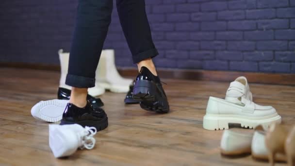 Mulher Está Torcendo Girando Mostrando Sapatos Laca Preta Com Atacadores — Vídeo de Stock
