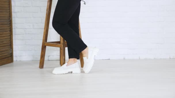 Modaya Uygun Beyaz Ayakkabı Sunumu Kadın Model Ahşap Çarşaf Etrafında — Stok video