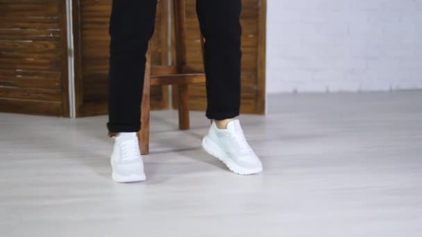 Danse Dans Une Nouvelle Chaussure Blanche Confortable Avec Des Lacets — Video