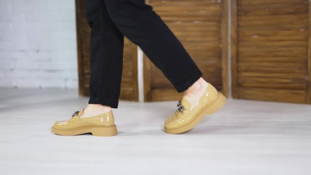 Μπεζ Λακαρισμένα Παπούτσια Απλή Επίδειξη Πέλματος Μοντέλο Πηγαινοέρχεται Παρουσιάζοντας Νέα — Αρχείο Βίντεο