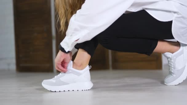 Bayan Beyaz Spor Ayakkabıları Gösteriyor Kadın Rahat Ayakkabılara Dokunmak Için — Stok video