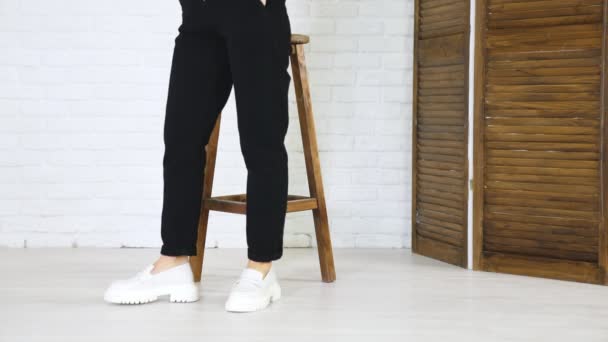 Modern Beyaz Ayakkabılarla Poz Veren Kadın Model Siyah Kotlu Kadın — Stok video