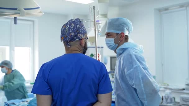 Dva Doktoři Různých Lékařských Šatech Stojí Operačním Sále Specialisté Chirurgii — Stock video