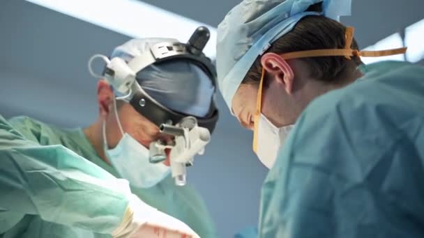 Erwachsener Chefchirurg Mit Geräteausstattung Operierten Kopf Zwei Chirurgen Bei Der — Stockvideo