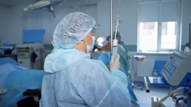 수술에 필요한 준비하는 간호사 조수는 주사기를 주사기로 바꿉니다 물건으로 채워진 — 비디오