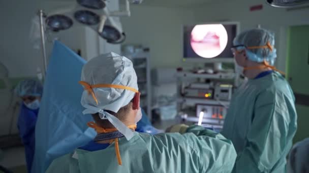 Equipe Cuidados Médicos Operando Paciente Com Dispositivo Especial Profissionais Seguem — Vídeo de Stock