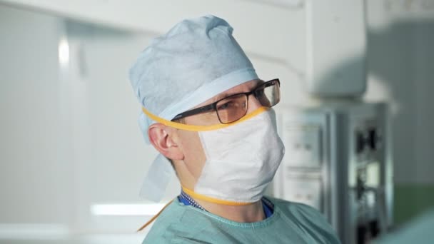 Ameliyat Sırasında Gözlüklü Bir Cerrahın Odaklanmış Bakışları Ameliyathanede Bir Erkek — Stok video