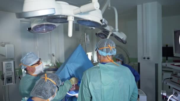 Cirurgião Chefe Transforma Instrumento Corte Corpo Paciente Equipe Médica Segue — Vídeo de Stock